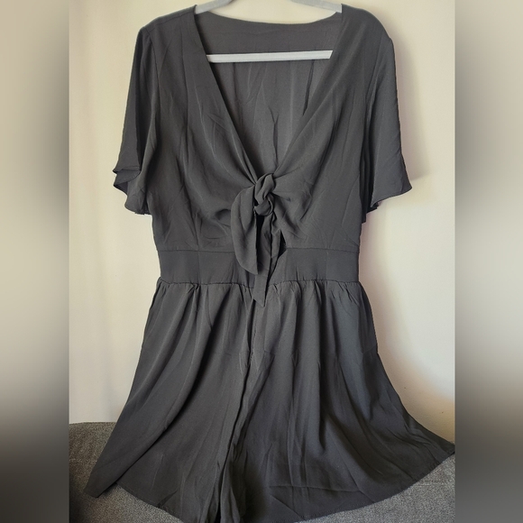 Chic Black Tie-Front Short Romper - Picture 5 of 5